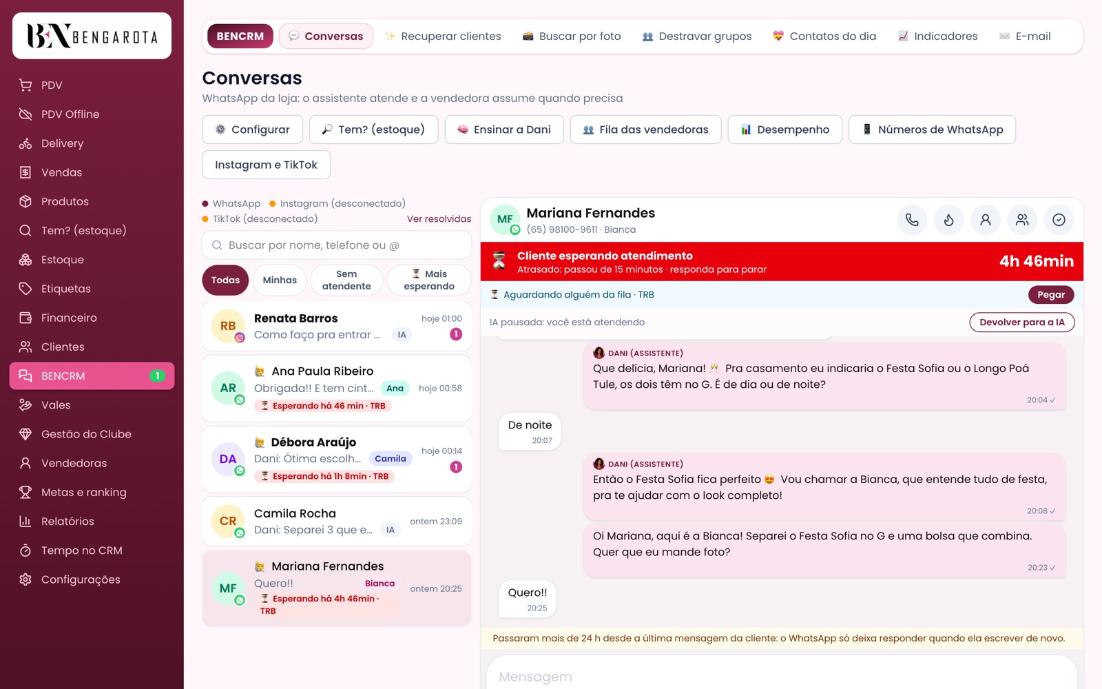 Caixa de conversas com a assistente indicando um vestido e a vendedora assumindo