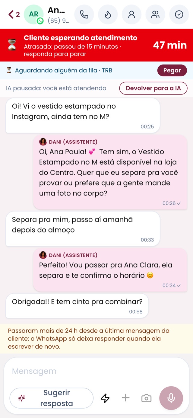 Conversa de WhatsApp no celular com a assistente respondendo sobre um vestido